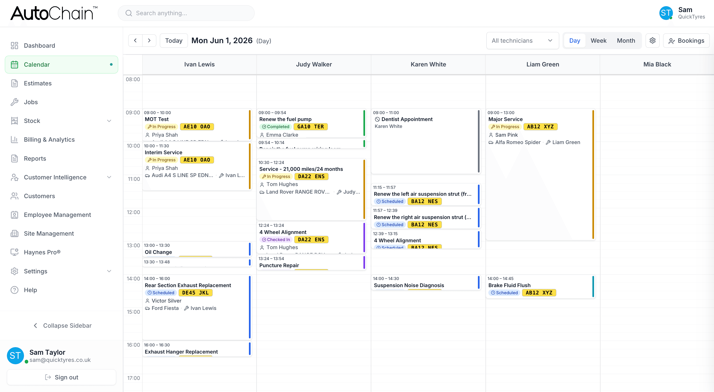 AutoChain calendar showing the working week with bookings and technicians