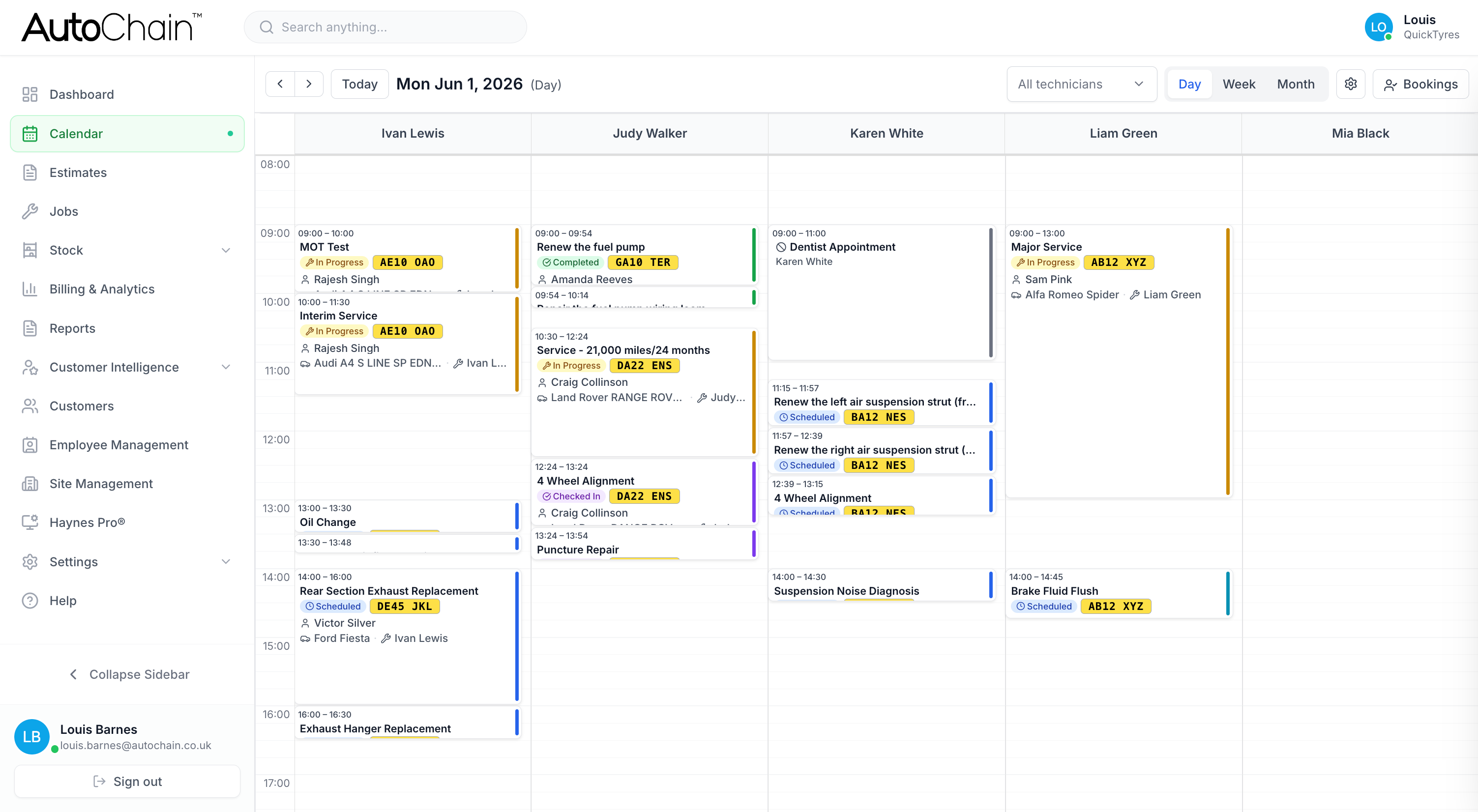 AutoChain calendar showing the working week with technicians and bookings