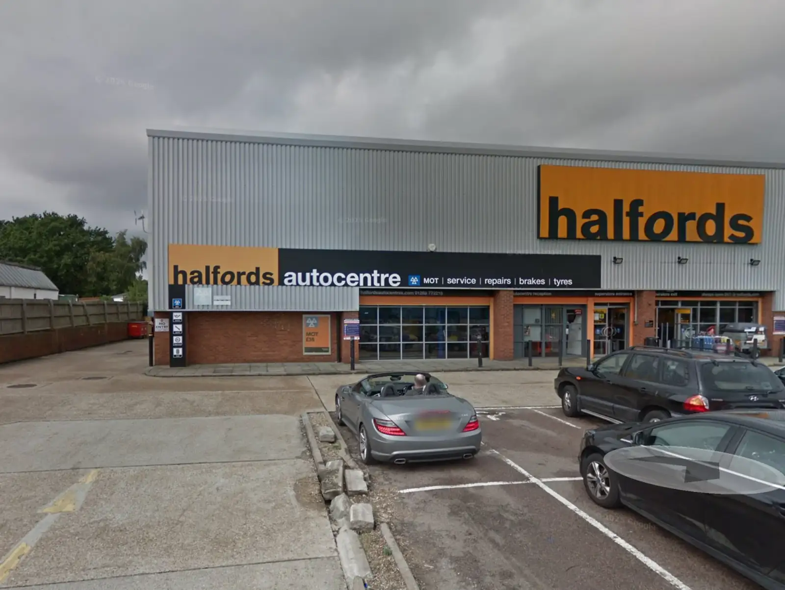 Halfords competitors UK - Halfords Autocentre car servicing facilities